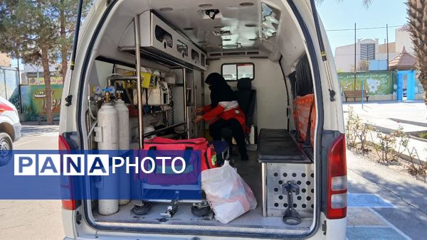 آموزش کمک‌های اولیه مانور زلزله به دانش‌آموزان دبیرستان شهید دهقان