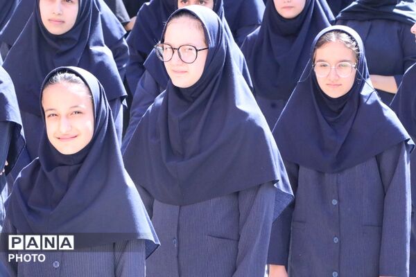 مراسم هفته دفاع مقدس با شروع سال تحصیلی جدید در بهارستان‌دو