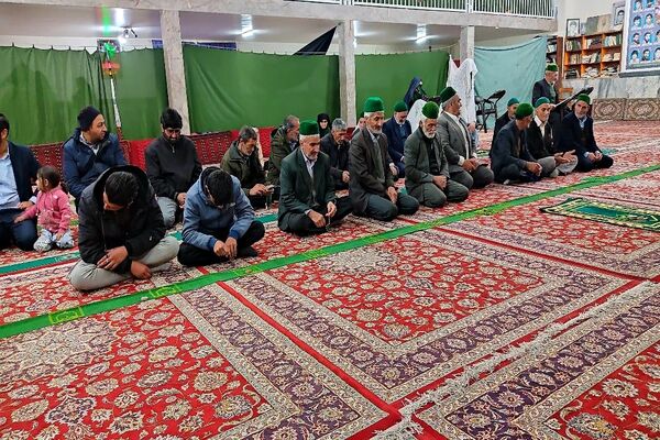 اقامه نماز جماعت باحضور معتکفین در مسجد جامع شهر بار نیشابور 