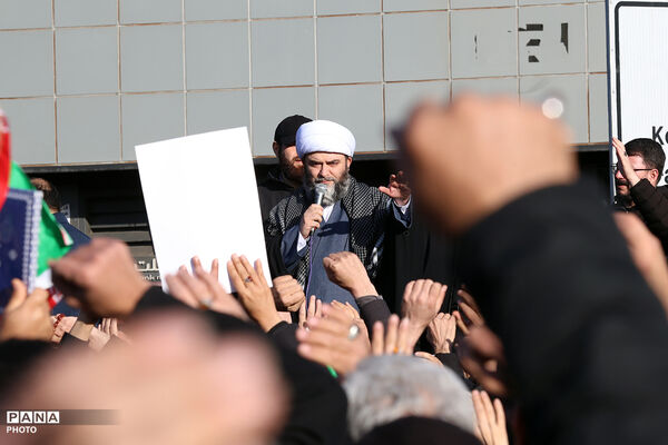 تجمع سوگواران رهبر شهید انقلاب در مقابل دانشگاه تهران