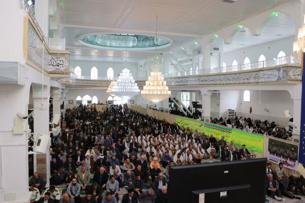 حضور با شکوه دانش‌آموزان و فرهنگیان در مراسم پر فیض نماز جمعه آباده در آستانه روز دانش‌آموز