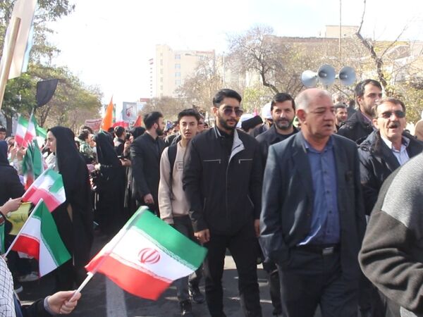 حضور پرشور دانش‌آموزان دبیرستان هیئت امنایی معراج اردبیل در راهپیمایی روز ۱۳ آبان ماه