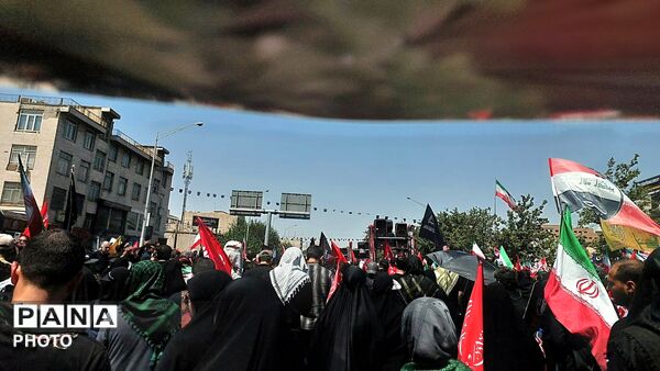 پرچم‌های سرخ بر فراز خیابان‌های تهران؛ بدرقه باشکوه رهبر شهید