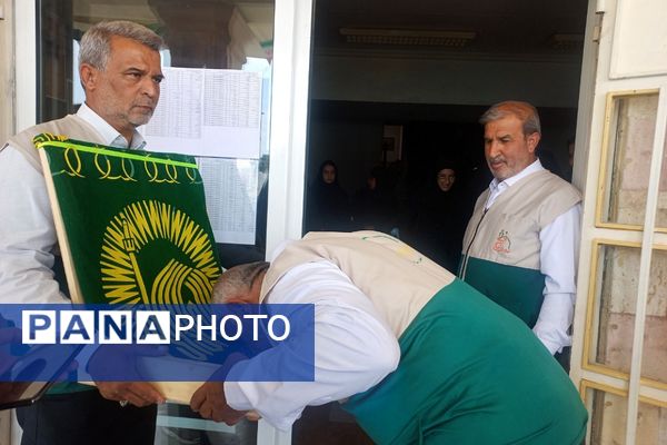 عطر حرم رضوی در دهه کرامت؛ پرچم متبرک امام رضا (ع) در مدرسه سمیه و شاهد فرهنگ