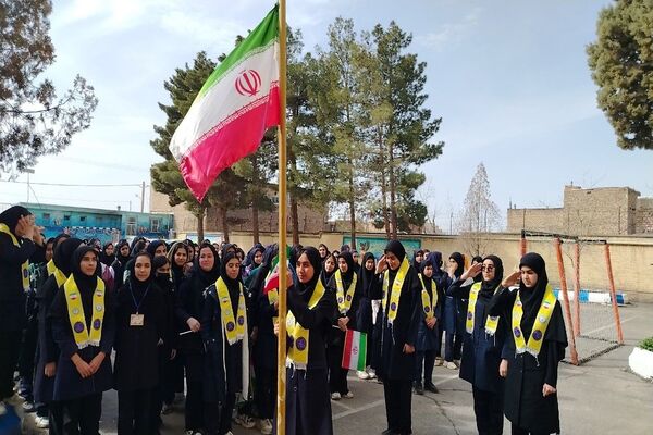 گلبانگ زنگ چهل و هفتمین پیروزی انقلاب اسلامی در مدرسه شهید مجید دهنوی 