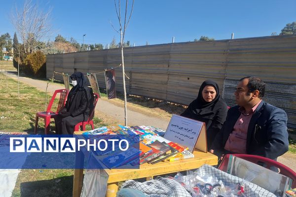 لذت نقاشی همگانی کنار دوستان در بوستان جنت شیراز 