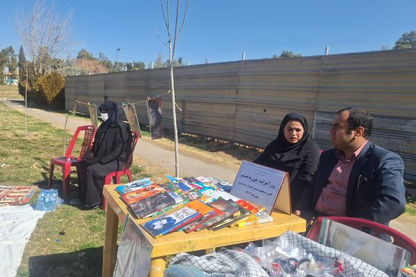 لذت نقاشی همگانی کنار دوستان در بوستان جنت شیراز 