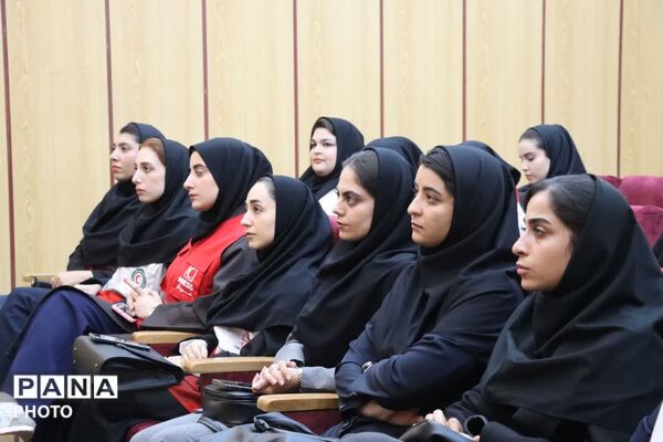 نشست صمیمانه مدیرعامل هلال‌احمر همدان با اعضای گروه رسانه «باور» 