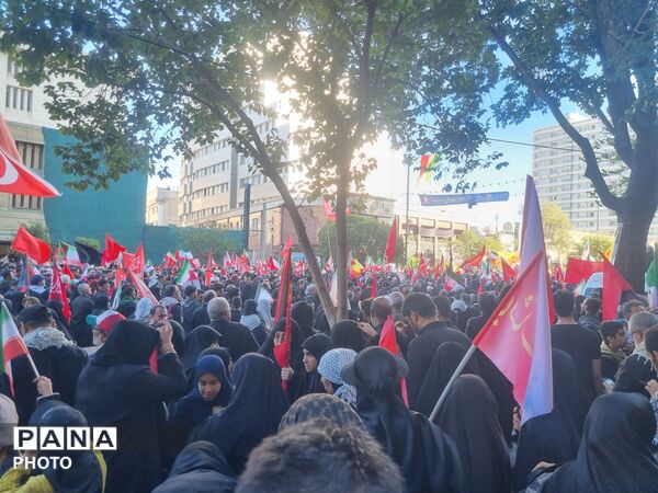 میراث خونین؛ مشهد در تپش قلب عشق به رهبر شهید