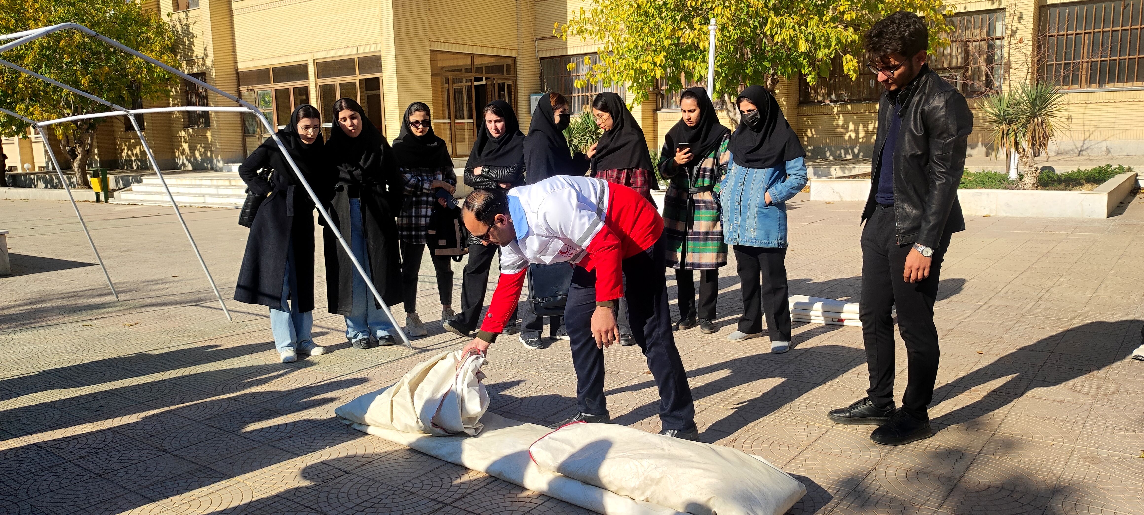 برپایی کارگاه آموزشی اسکان اضطراری هلال احمر در دانشگاه آزاد شیروان