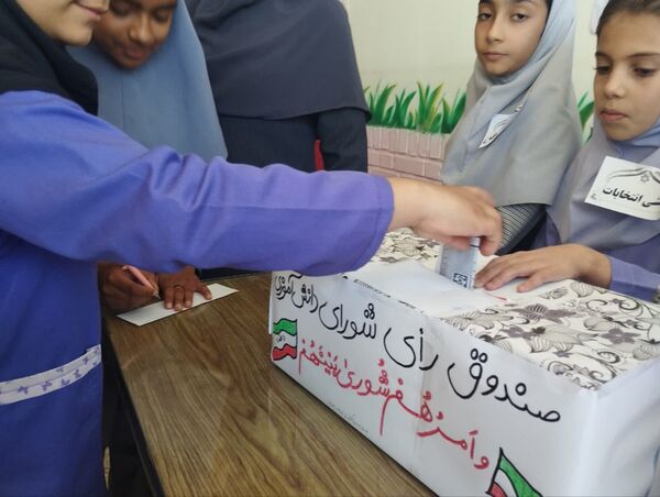 انتخابات شورای دانش آموزی در مدرسه تکتم خلیل آباد 
