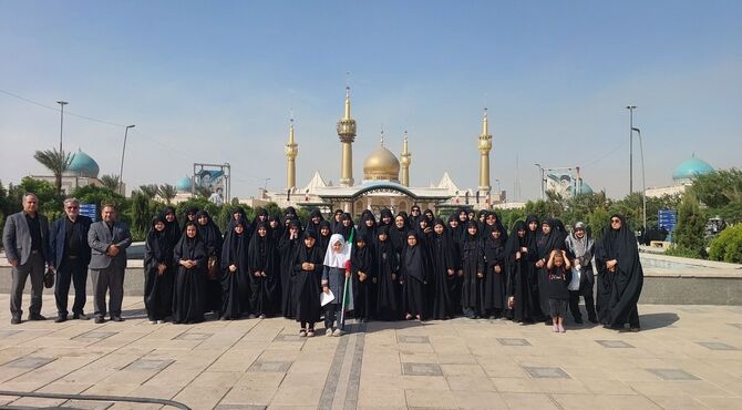 حضور دانش آموزان منطقه ۱۰ تهران در مرقد امام خمینی (ره) به مناسبت تشییع رهبر شهید