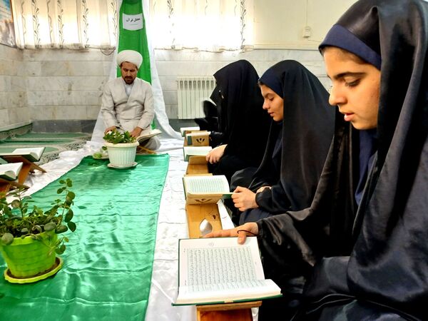 برپایی محفل قرآنی در دبیرستان دارالزهرا(س) قم