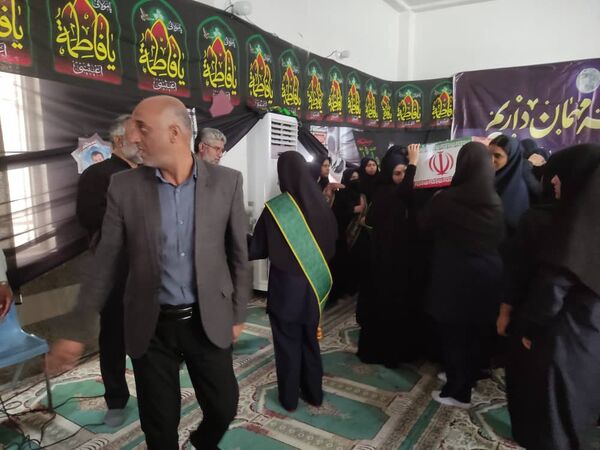 استقبال پرشور از شهید گمنام در هنرستان زهرای مرضیه بندرعباس