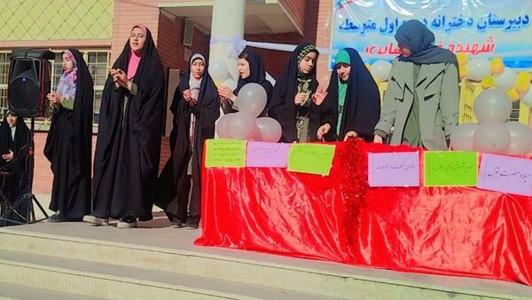 مراسم گرامیداشت روز مادر در مدارس شهر ایلام 
