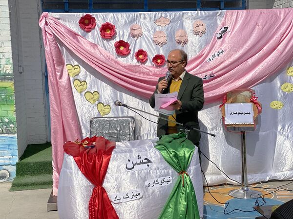نواختن زنگ جشن نیکوکاری در دبستان زینب قهرمانی مه ولات