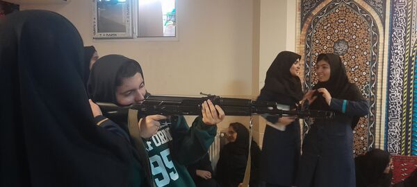 آموزش عملی آمادگی دفاعی در دبیرستان فرزانگان استعداد درخشان ملارد