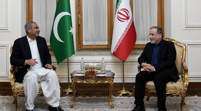 دیدار و گفت‌وگوی وزیر کشور پاکستان با عباس عراقچی