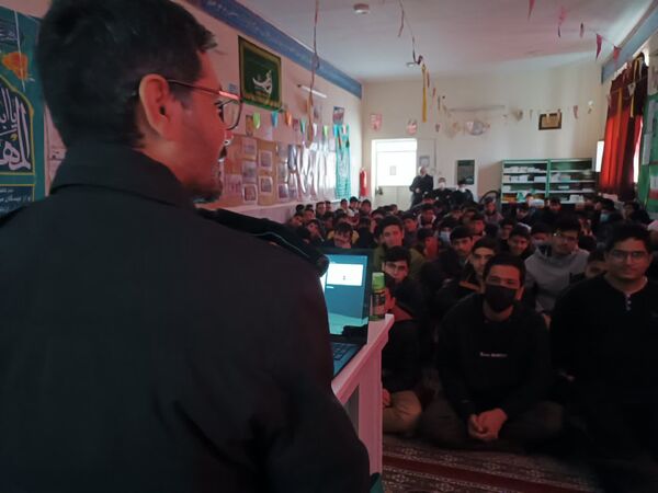 کارگاه آموزشی پیشگیری از آسیب‌های فضای مجازی در دبیرستان رجایی