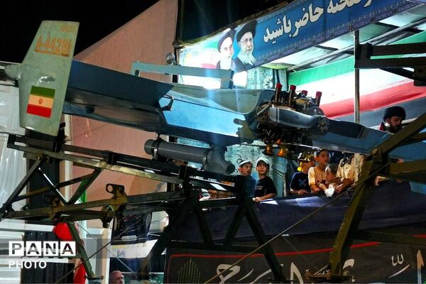 نمایش واقعی پهپادهای کرار و شاهد ۱۳۶ در اجتماع بزرگ مردمی شهرستان شیروان
