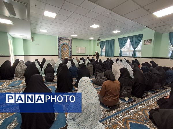 برگزاری نماز جماعت در دبیرستان شهدای فرهنگی