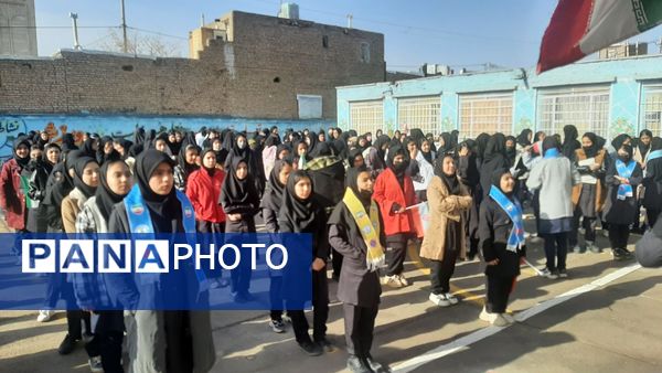 گرامیداشت ۱۲ بهمن در دبیرستان نماز و نیایش