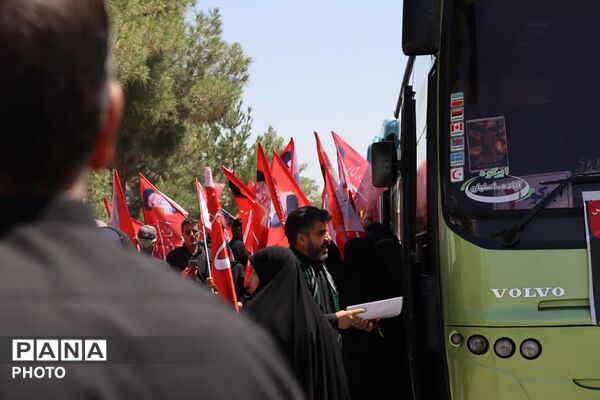 بدرقه کاروان زائران ابرکوهی به مراسم تشییع «رهبر شهید»