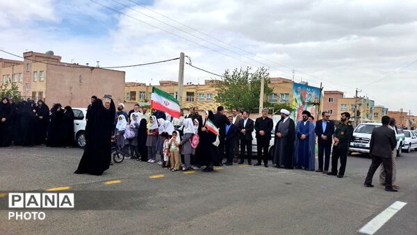 آیین اهتزاز پرچم امام رضا(ع) و رونمایی از دیوارنگاره کودکان میناب در شهر کهک