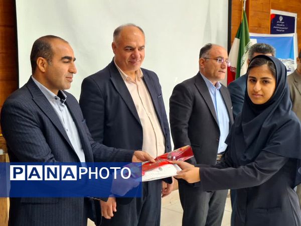 تجلیل از دانش‌آموزان مقام آور و فعالان جشنواره نوجوان خوارزمی