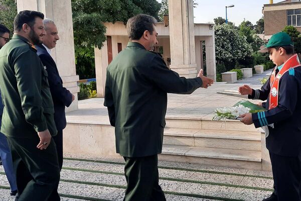 استقبال دانش‌آموزان پیشتاز از فرمانده سپاه استان تهران در اداره کل آموزش و پرورش شهرستانهای تهران