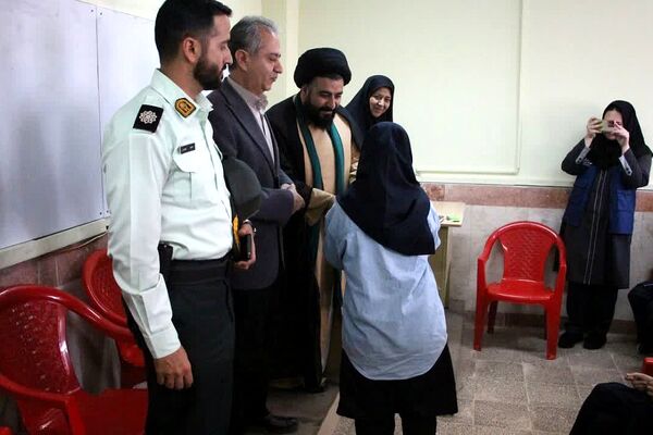 بازدید امام جمعه و مسئولان رودهن از دبیرستان آیت‌الله طالقانی رودهن 