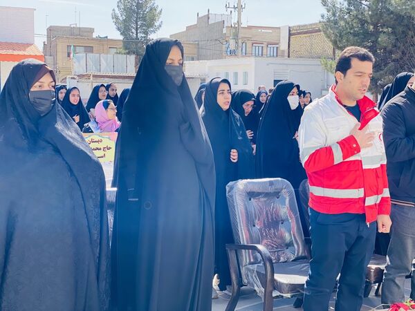 نواختن زنگ جشن نیکوکاری در دبستان زینب قهرمانی مه ولات