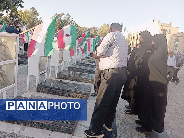 دولتمردان غبار از مزار شهدا برداشتند 