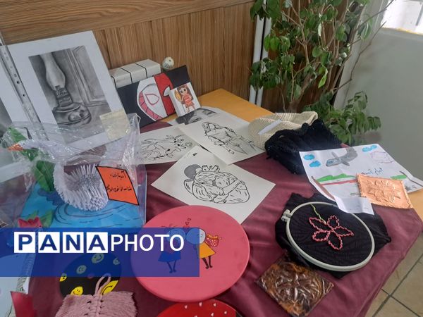 نمایشگاه دست‌سازه‌های هنری در دبیرستان علی افشارنژاد