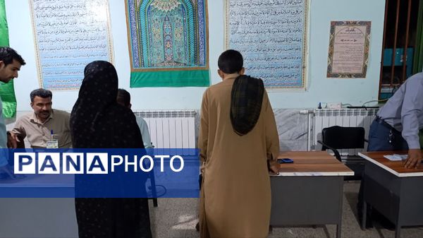 حضور مردم فهرج پای صندوق‌های رای در گرمای شدید هوا