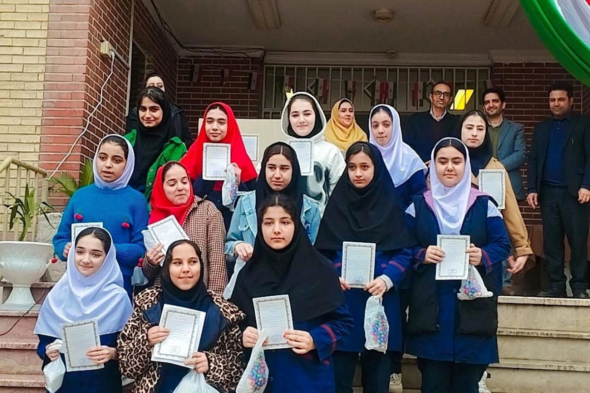 تقدیر از رتبه‌های برتر درسی در دبیرستان سپاهان بهارستان‌دو