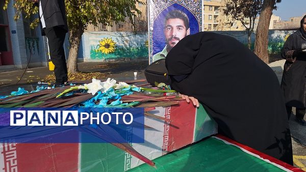 تشییع شهید گمنام در دبیرستان فاطمیه ناحیه یک کرج