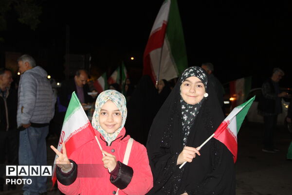شب همبستگی ایرانیان؛ خیابان‌ها لبریز از شور ملی