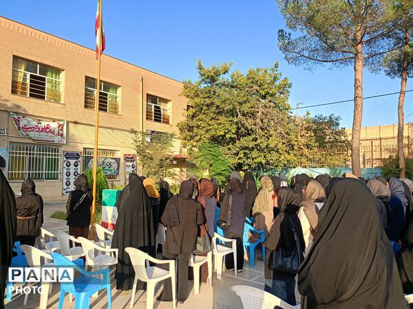 جلسه انجمن اولیا در دبیرستان دخترانه فرهیختگان