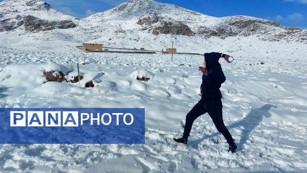 بارش برف، زنگ شادی را در مدرسه عشایری ابن مظاهر به صدا در آورد