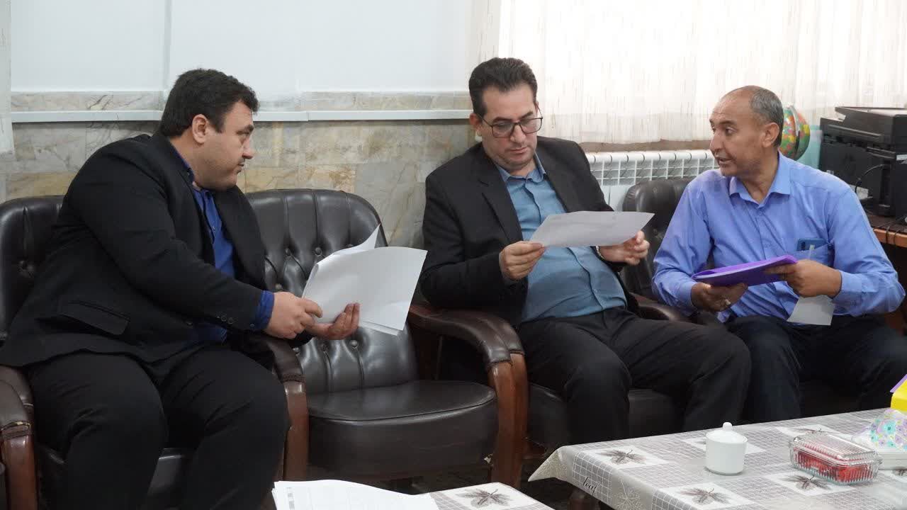 بازدید مدیرکل آموزش و پرورش خراسان شمالی از روند اجرای طرح «نشان» در ثبت‌نام مدارس
