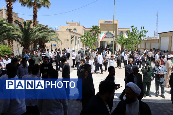 راهپیمایی دانش‌آموزان جعفرآباد قم در اعلام حمایت از عملیات وعده صادق