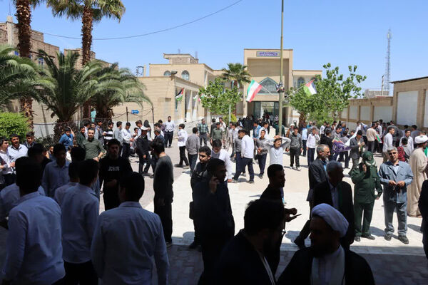 راهپیمایی دانش‌آموزان جعفرآباد قم در اعلام حمایت از عملیات وعده صادق