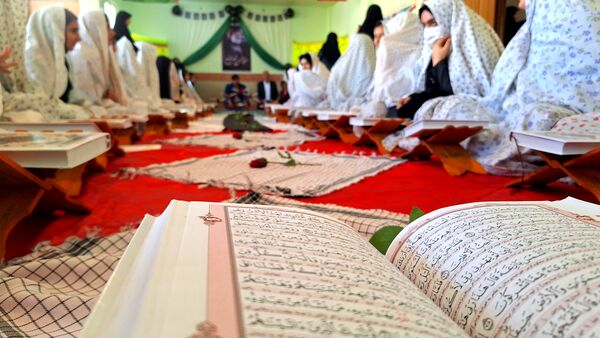 محفل انس با قرآن به‌ مناسبت یادبود سید حسن نصرالله در دبیرستان حضرت‌زینب(س) شهرستان‌لنده 