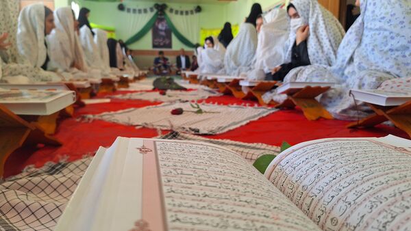 محفل انس با قرآن به‌ مناسبت یادبود سید حسن نصرالله در دبیرستان حضرت‌زینب(س) شهرستان‌لنده 