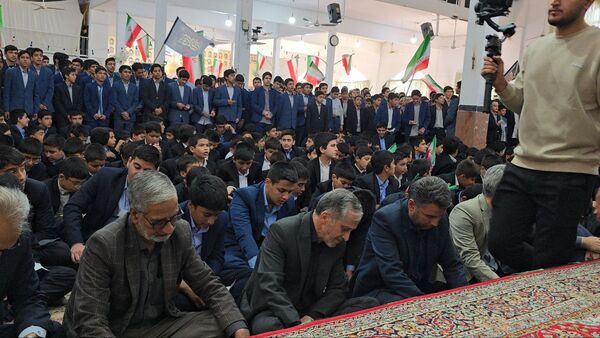 حضور دانش آموزان و آحاد مردم شریف منطقه رضویه در راهپیمایی 13آبان