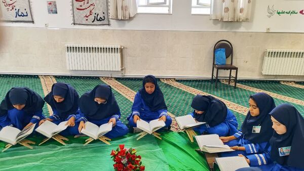محفل انس با قرآن به یاد شهید سید حسن نصر‌الله در دبستان وکیلی