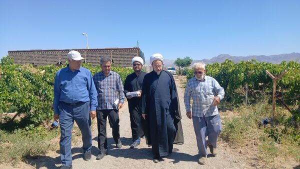 بازدید امام جمعه و رییس اداره کمیته امداد شهرستان خلیل‌آباد از کشاورزان 