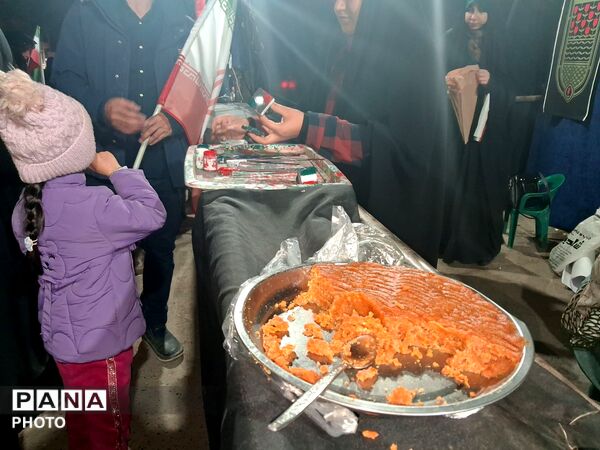 وحدت  رمز پیروزی مقابل دشمن 