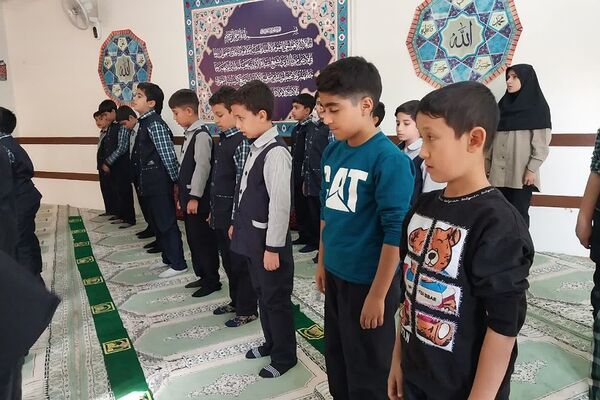 برگزاری نماز جماعت در دبستان شهید قلنبر ناحیه 2 شهرری 